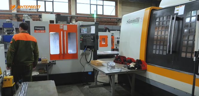 Фрезерный центр Sunmill JHV-800 (слева)