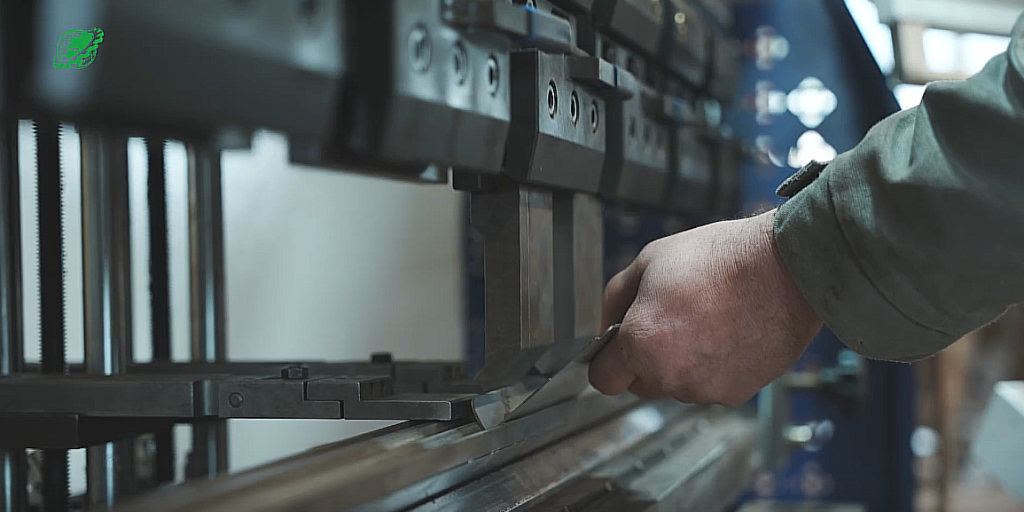 Задний упор помогает оператору зафиксировать деталь