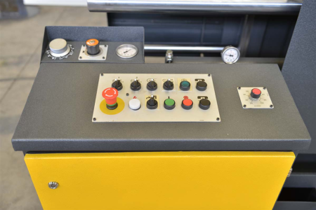 Полуавтоматический ленточнопильный станок Beka-Mak BMSY-1020С